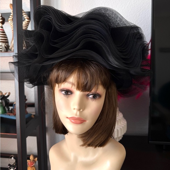 Vintage Accessories - Vintage Leslie James Black Ruffled Hat